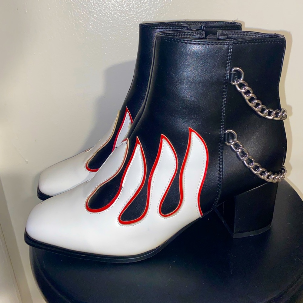Fire booties w/ chainz size 9🔥🔥❤️‍🔥❤️‍🔥❤️‍🔥